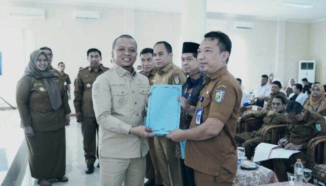 Bupati Riyanto Pamungkas saat menyerahkan SK Dewan Pengawas RSUD Pringsewu, Senin 12 Januari 2025 | Dok. Humas Pemkab Pringsewu.