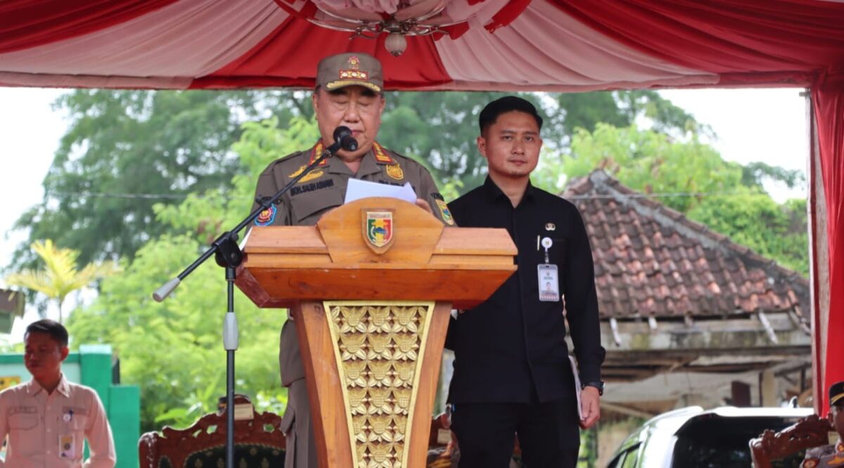 Bupati Tanggamus H. Moh. Saleh Asnawi saat memberikan sambutan dalam apel Satlinmas di Lapangan Merdeka, Kota Agung, Selasa 13 Januari 2026 | Herdi/Media Prioritastv.com.