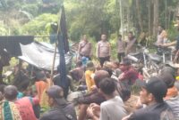 Petugas gabungan dan TNI saat memberikan imbauan kepada para pendulang emas ilegal di aliran Way Napal, Kelumbayan Barat, Tanggamus, Senin 12 Januari 2026 | Dok. Humas Polres Tanggamus.
