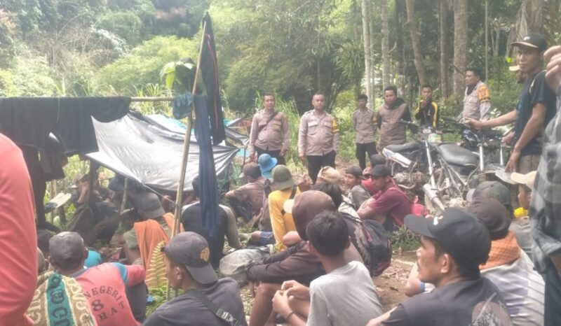 Petugas gabungan dan TNI saat memberikan imbauan kepada para pendulang emas ilegal di aliran Way Napal, Kelumbayan Barat, Tanggamus, Senin 12 Januari 2026 | Dok. Humas Polres Tanggamus.