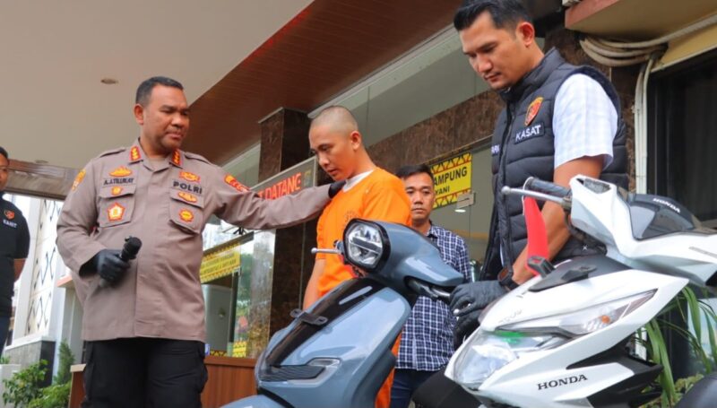 Tersangka RA yang dihadirkan dalam konferensi pers Polresta Bandar Lampung, Selasa 13 Januari 2026 | Dok. Humas Polda Lampung.