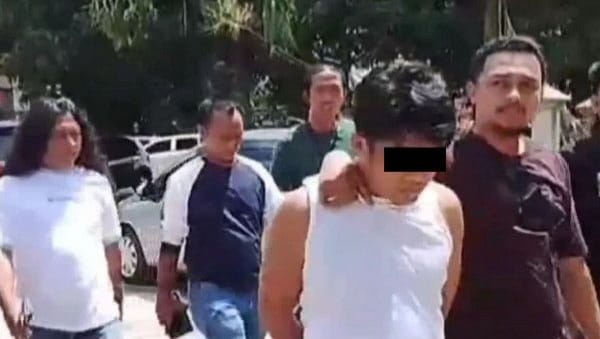 TM (34) buronan kasus pencurian mobil saat digelandang ke Polres Lampung Tengah, Rabu 14 Januari 2026.