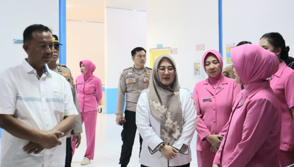 Ketua Cabang Bhayangkari Tanggamus Ny. Vina Rahmad saat mendengarkan pemaparan Kakon Tekad Tuti Arifin, ketika meninjau SPPG Polres Tanggamus di Pekon Tekad, Pulau Panggung, Rabu 14 Januari 2025 | Asrul Ariski/Media Prioritastv.com.