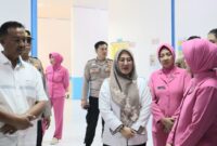 Ketua Cabang Bhayangkari Tanggamus Ny. Vina Rahmad saat mendengarkan pemaparan Kakon Tekad Tuti Arifin, ketika meninjau SPPG Polres Tanggamus di Pekon Tekad, Pulau Panggung, Rabu 14 Januari 2025 | Asrul Ariski/Media Prioritastv.com.