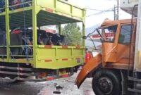 Breaking News: Truk Box Ringsek Usai Tabrak Fuso Bermuatan Motor di Depan SPBU Kota Agung Tanggamus