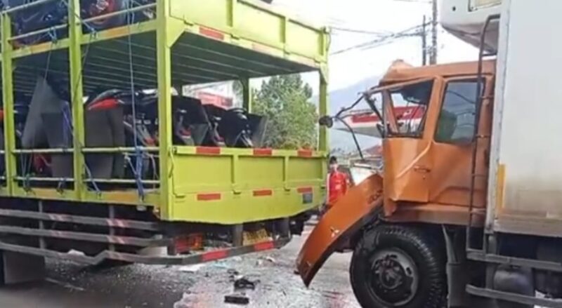 Kondisi truk box yang ringsek bagian depan akibat menabrak truk fuso bermuatan motor baru di Jalan Ir. Juanda, Lintas Barat Depan SPBU Kota Agung, Kamis 15 Januari 2026 | ist/Media Prioritastv.com.