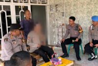 Polisi saat mendatangi kediaman Zulhipni seeorang pria yang mengalami gangguan jiwa yang mengenakan atribut Pori di Tiyuh Panaragan, Kecamatan Panaragan Jaya, Tubaba, Rabu 14 Januari 2026 | Dok. Humas Polda Lampung.