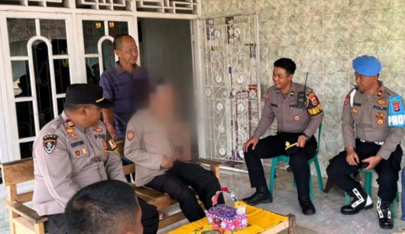 Polisi saat mendatangi kediaman Zulhipni seeorang pria yang mengalami gangguan jiwa yang mengenakan atribut Pori di Tiyuh Panaragan, Kecamatan Panaragan Jaya, Tubaba, Rabu 14 Januari 2026 | Dok. Humas Polda Lampung.