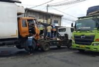 Petugas derek saat berusaha memindahkan kendaraan yang mengalami kerusakan bagian depan paska kecelakan di Depan SPBU Kota Agung, Tanggamus, Kamis 15 Januari 2026 | Herdi/Media Prioritastv.com.