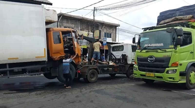 Petugas derek saat berusaha memindahkan kendaraan yang mengalami kerusakan bagian depan paska kecelakan di Depan SPBU Kota Agung, Tanggamus, Kamis 15 Januari 2026 | Herdi/Media Prioritastv.com.