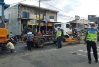 Polisi saat melakukan pengamanan TKP dan evakuasi kendaraan yang terlibat Kecelakaan di Depan SPBU Kota Agung, Tanggamus, Kamis 15 Januari 2026 | Herdi/Media Prioritastv.com.
