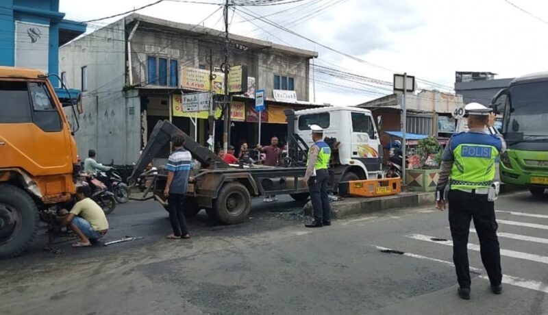Polisi saat melakukan pengamanan TKP dan evakuasi kendaraan yang terlibat Kecelakaan di Depan SPBU Kota Agung, Tanggamus, Kamis 15 Januari 2026 | Herdi/Media Prioritastv.com.