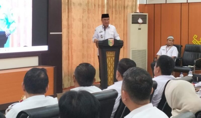 Bupati Tanggamus H. Moh. Saleh Asnawi saat memberikan arahan usai penyerahan DPA Tahun 2026 di Sekretariat Pemkab setempat, Rabu 14 Januari 2026.