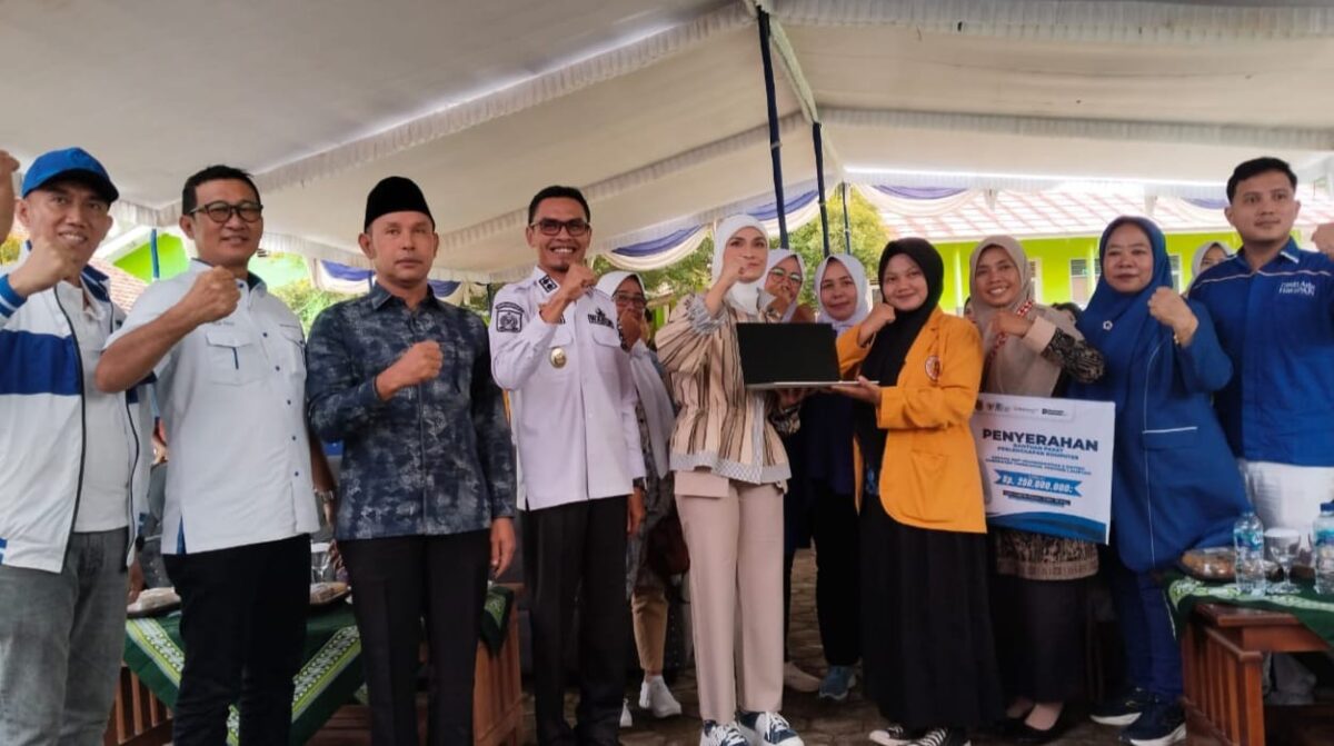 Wakil Ketua Komisi XII DPR RI, Putri Zulkifli Hasan saat menyerahkan bantuan di Kecamatan Gisting, Tanggamus, Kamis 15 Januari 2025 | Sahbuddin/Media Prioritastv.com.