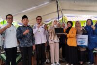 Wakil Ketua Komisi XII DPR RI, Putri Zulkifli Hasan saat menyerahkan bantuan di Kecamatan Gisting, Tanggamus, Kamis 15 Januari 2025 | Sahbuddin/Media Prioritastv.com.