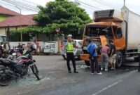 Polisi saat melakukan penanganan awal paska kecelakaan beruntun di Jalan Ir Juanda Depan SPBU Kota Agung, Tanggamus, Kamis 15 Januari 2025 | Herdi/Media Prioritastv.com.