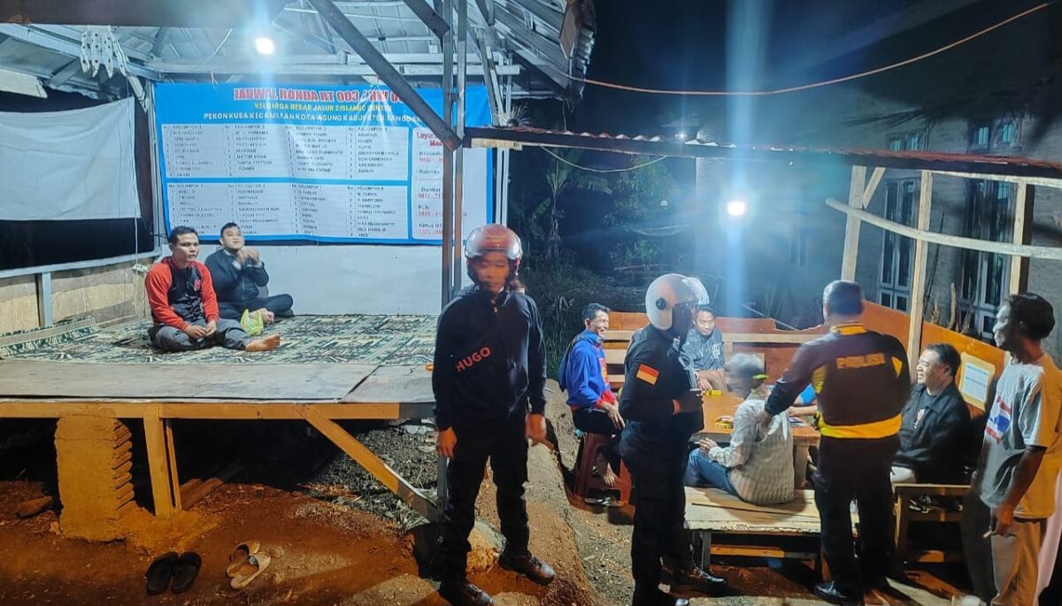 Pamapta Polres Tanggamus bersama personil TP3 melaksanakan sambang ke Pos Siskamling di wilayah Kota Agung Timur, Jumat 16 Januari 2026 | Dok. Humas Polres Tanggamus.