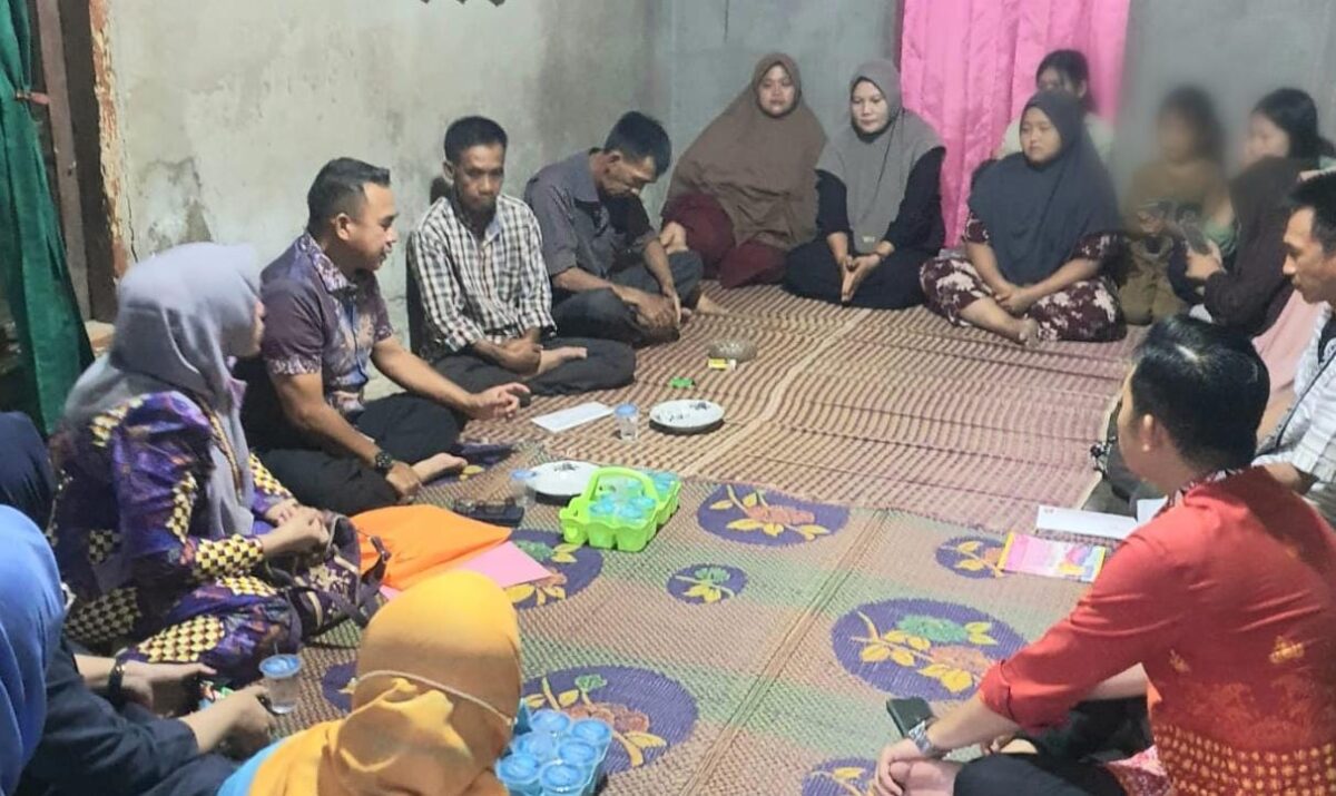Dispar Ekraf Tanggamus saat menyerahkan dana santunan hanya Rp5 juta di rumah salah satu keluarga korban | ist/Media Prioritastv.com.