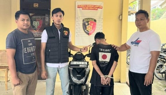 Terduga pelaku curanmor yang nyaris diamuk massa setelah dibawa ke Polsek Kedaton, Bandar Lampung | Dok. Humas Polresta Bandar Lampung.