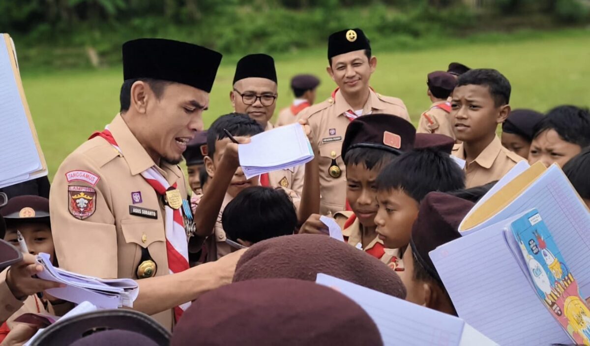 Wakil Bupati Tanggamus, Agus Suranto saat diserbu peserta yang meminta tanda tangan orang nomor dua di Tanggamus tersebut di Lapangan SMAN 1 Sumberejo, Tanggamus, Sabtu 17 Januari 2026.