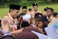 Wakil Bupati Tanggamus, Agus Suranto saat diserbu peserta yang meminta tanda tangan orang nomor dua di Tanggamus tersebut di Lapangan SMAN 1 Sumberejo, Tanggamus, Sabtu 17 Januari 2026.