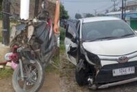 Kolase foto sepeda motor yang mengalami ringsek (kiri) usai bertabrakan dengan minibus toyota calya yang juga ringsek bagian kirinya, Sabtu 17 Januari 2026 |