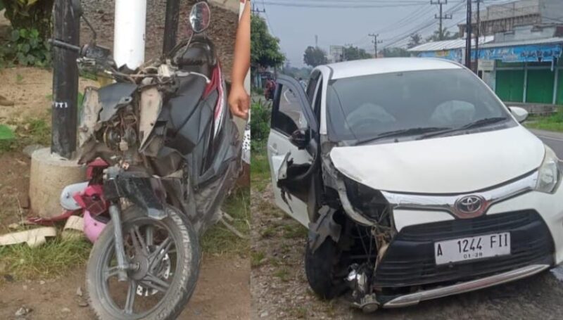 Kolase foto sepeda motor yang mengalami ringsek (kiri) usai bertabrakan dengan minibus toyota calya yang juga ringsek bagian kirinya, Sabtu 17 Januari 2026 |