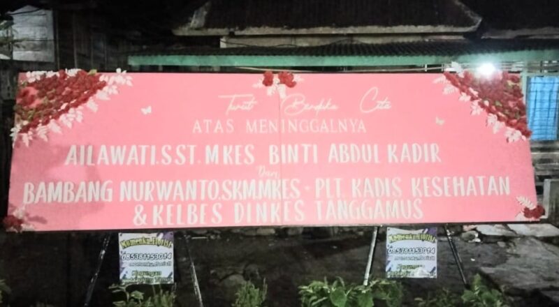 Papan bunga ucapan duka dari Plt. Kadis Kesehatan Tanggamus Bambang Nurwanto atas meninggalnya Ka UPT Puskesmas, Martanda, Pematang Sawa, Minggu 18 Januari 2026 | Sumentri/Media Prioritastv.com.