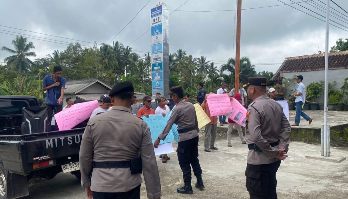 Massa aksi yang akan memulai menyampaikan orasi di Balai Pekon Banjarnegeri, Gunung Alip, Tanggamus, Senin 19 Januari 2025 | ist/Media Prioritastv.com.