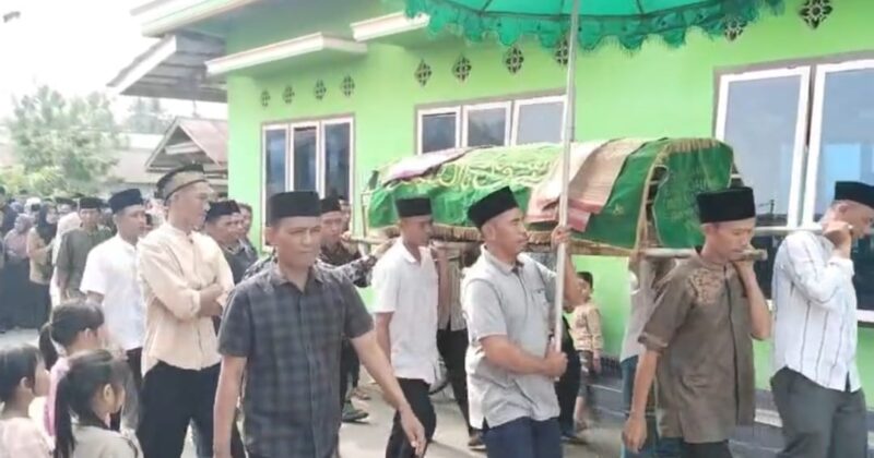 Jenazah almarhum Ailawati saat dibawa menuju peristirahatan terakhir di TPU Banjarmasin Kecamatan Kota Agung Barat, Tanggamus, Senin 19 Januari 2026 | Sumentri/Media Prioritastv.com.