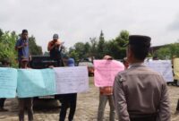 Warga Pekon Banjarnegeri Kecamatan Gunung Alip Kabupaten Tanggamus membentangkan poster saat menggelar aksi di Pekon setempat, Senin 19 Januaro 2026 | Herdi/Media Prioritastv.com.
