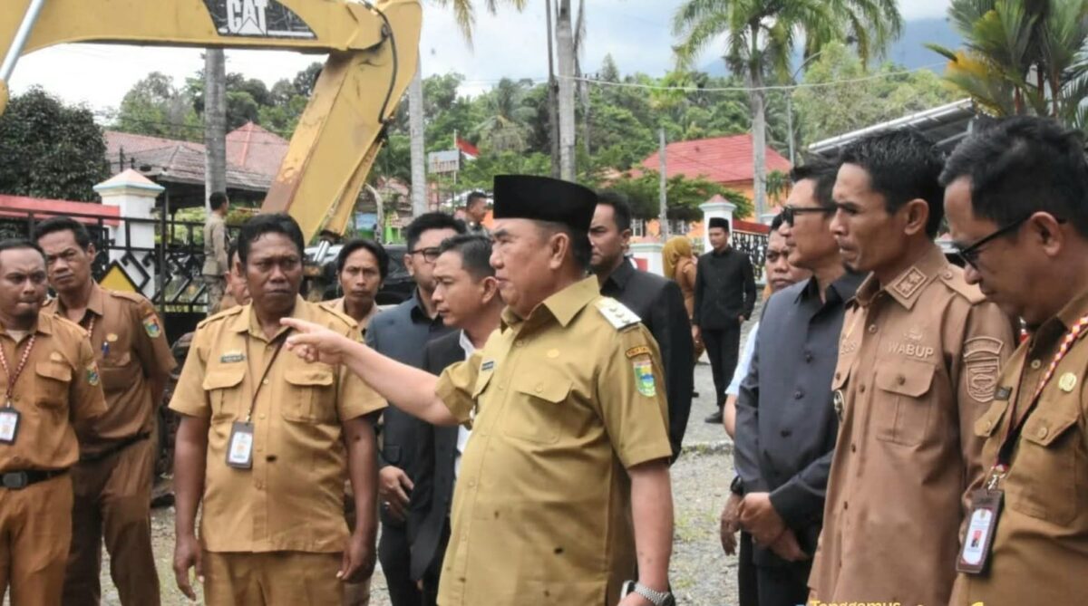 Bupati Tanggamus H. Moh. Saleh Asnawi saat memberikan arahan ketika melaksanakan sidak di Kantor Dinas PUPR dan BPBD, Senin 19 Januari 2026 | Herdi/Media Prioritastv.com.