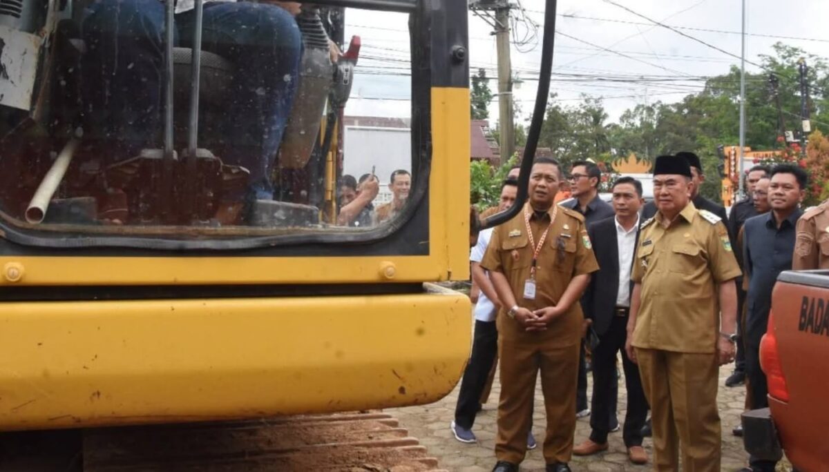 Kalak BPBD Tanggamus Irvan Wahyudi saat mendampingi Bupati Tanggamus H. Moh. Saleh Asnawi ketika pengecekan alat berat di kantor dinas setempat, Senin 19 Januari 2026 | Herdi/Media Prioritastv.com.