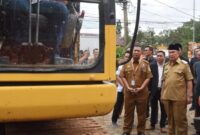 Kalak BPBD Tanggamus Irvan Wahyudi saat mendampingi Bupati Tanggamus H. Moh. Saleh Asnawi ketika pengecekan alat berat di kantor dinas setempat, Senin 19 Januari 2026 | Herdi/Media Prioritastv.com.