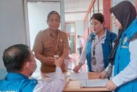 Kadis Kominfo Tanggamus Suhartono saat memperlihatkan hasil test urine dalam rangkaian pemeriksaan oleh BNNK, Senin 19 Januari 2026 | Dok. Kominfo Tanggamus.