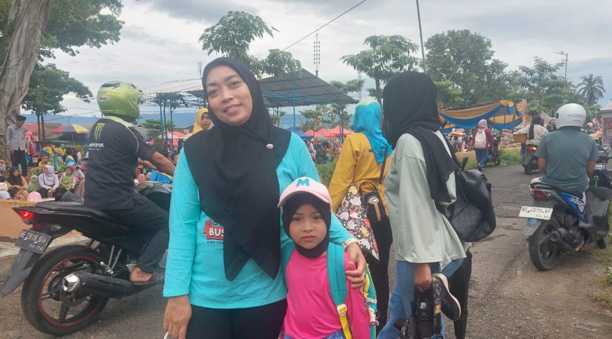 Salah satu orang tua yang mengantarkan putrinya mengikuti gebyar TK di Taman Soekarnao, Kota Agung, Tanggamus, Rabu 21 Januari 2026 | Herdi/Media Prioritastv.com.