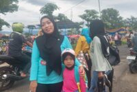 Salah satu orang tua yang mengantarkan putrinya mengikuti gebyar TK di Taman Soekarnao, Kota Agung, Tanggamus, Rabu 21 Januari 2026 | Herdi/Media Prioritastv.com.