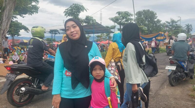 Salah satu orang tua yang mengantarkan putrinya mengikuti gebyar TK di Taman Soekarnao, Kota Agung, Tanggamus, Rabu 21 Januari 2026 | Herdi/Media Prioritastv.com.