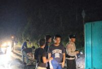 Anggota Polsek Kota Agung saat melakukan identifikasi TKP Kecelakaan di Jalibar Way Gelang, Kota Agung Barat, Tanggamus, Selasa 20 Januari 2026, malam | Dok. Humas Polres Tanggamus.
