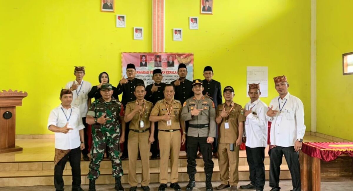 Kadis PMD Tanggamus Arpin (tengah) saat foto bersama unsur pimpinan kecamatan gunung alip serta panitia Pilkakon PAW Pekon Sukamernah, Gunung Alip, Selasa 20 Januari 2026 | ist/Media Prioritastv.com.