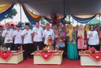 Bupati Tanggamus H. Moh. Saleh Asnawi didampingi Bunda PAUD Hj. Siti Mahmudah bersama para pejabat lain foto bersama dalam rangkaian gebyar TK di Taman Soekarno, Kota Agung, Rabu 21 Januari 2026.