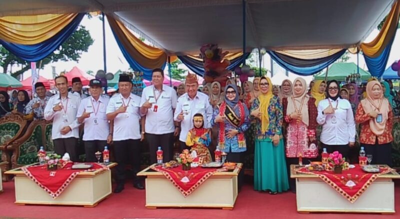 Bupati Tanggamus H. Moh. Saleh Asnawi didampingi Bunda PAUD Hj. Siti Mahmudah bersama para pejabat lain foto bersama dalam rangkaian gebyar TK di Taman Soekarno, Kota Agung, Rabu 21 Januari 2026.