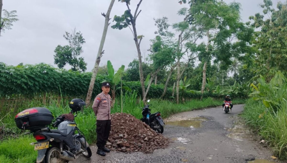 Petugas Polsek Pugung saat melaksanakan patroli di Jalan Tanjung Kemala, Kamis 22 Januari 2026 | Dok. Humas Polres Tanggamus.