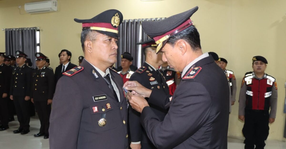 Wakapolres Pringsewu Kompol Samsuri saat menyematkan tanda Satyalencana Pengabdian 32 tahun kepada Kapolsek Pagelaran Iptu Agus Dharmawan, Kamis 22 Januari 2026 | Dok. Humas Polres Pringsewu.
