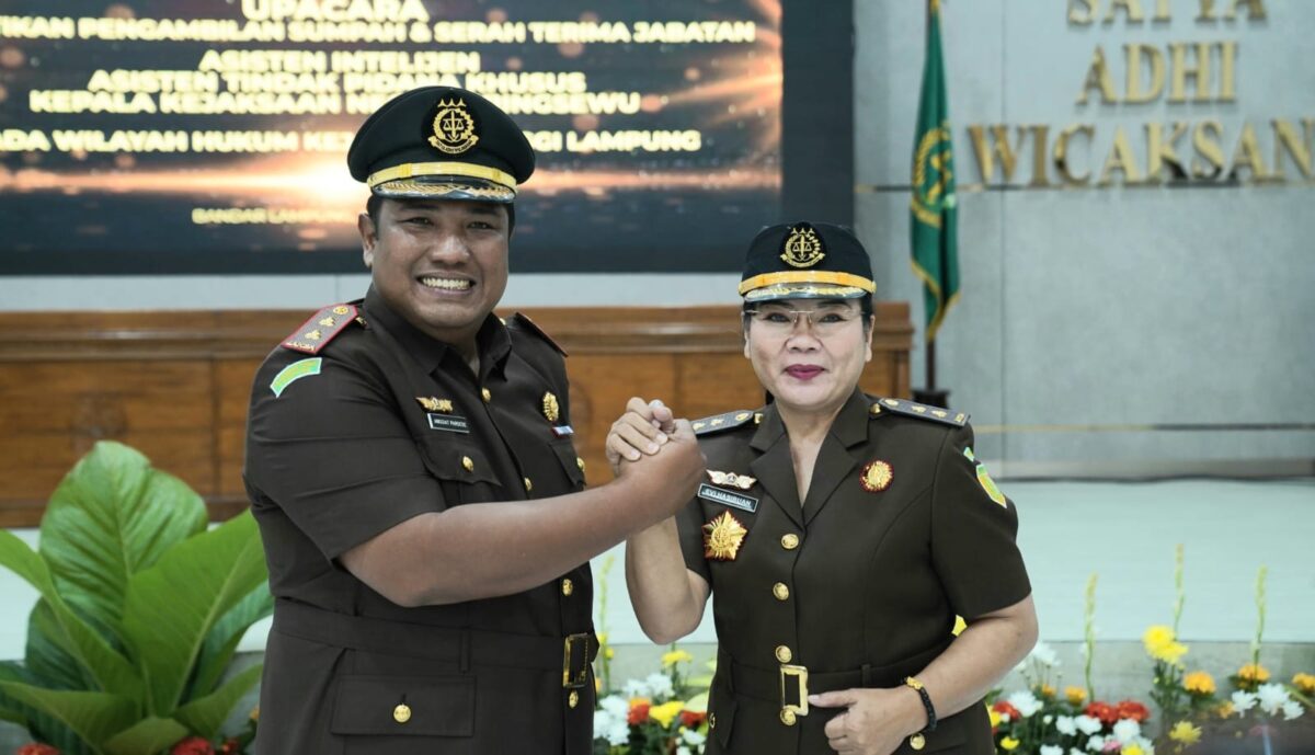 Salam komando Kajari Pringsewu Baru Anggiat A.P., Pardede dengan Kajari Lama Evi Hasibuan usai Sertijab di Kejati Lampung, Jumat 23 Januari 2026 | Dok. Kejati Lampung.