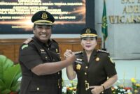 Salam komando Kajari Pringsewu Baru Anggiat A.P., Pardede dengan Kajari Lama Evi Hasibuan usai Sertijab di Kejati Lampung, Jumat 23 Januari 2026 | Dok. Kejati Lampung.