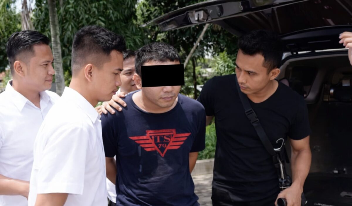 Tersangka saat digiring Polres Lampung tengah menuju tahanan usai ditangkap pada Selasa 20 Januari 2026 | Dok. Humas Polres Lampung Tengah.