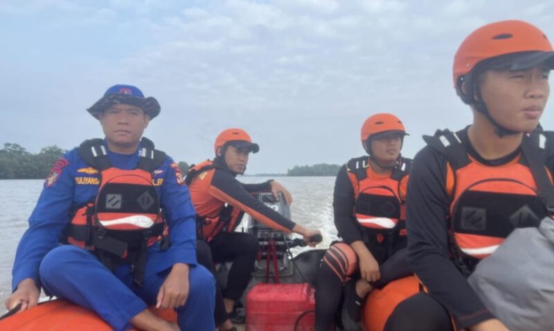 Tim SAR gabungan saat melakukan penyisiran perairan saat pencarian korban kapal terjatuh di Way Seputih, Lampung Timur, Sabtu 24 Januari 2026 | Dok. Kantor SAR Lampung.