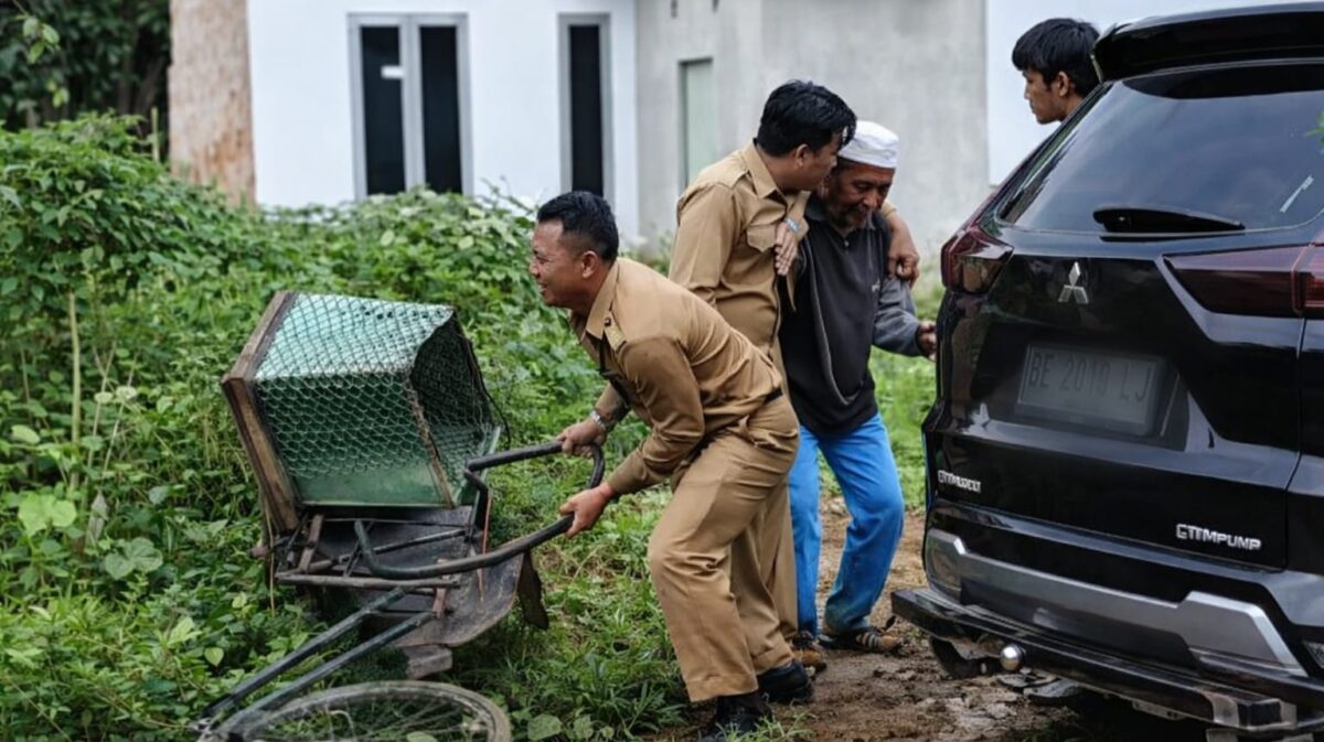 Konten yang beredar saat 3 pria berbaju PNS diduga melakukan kekerasan kepada seorang kakek menyenggol mobil berjenis Mitshubishi Expander.