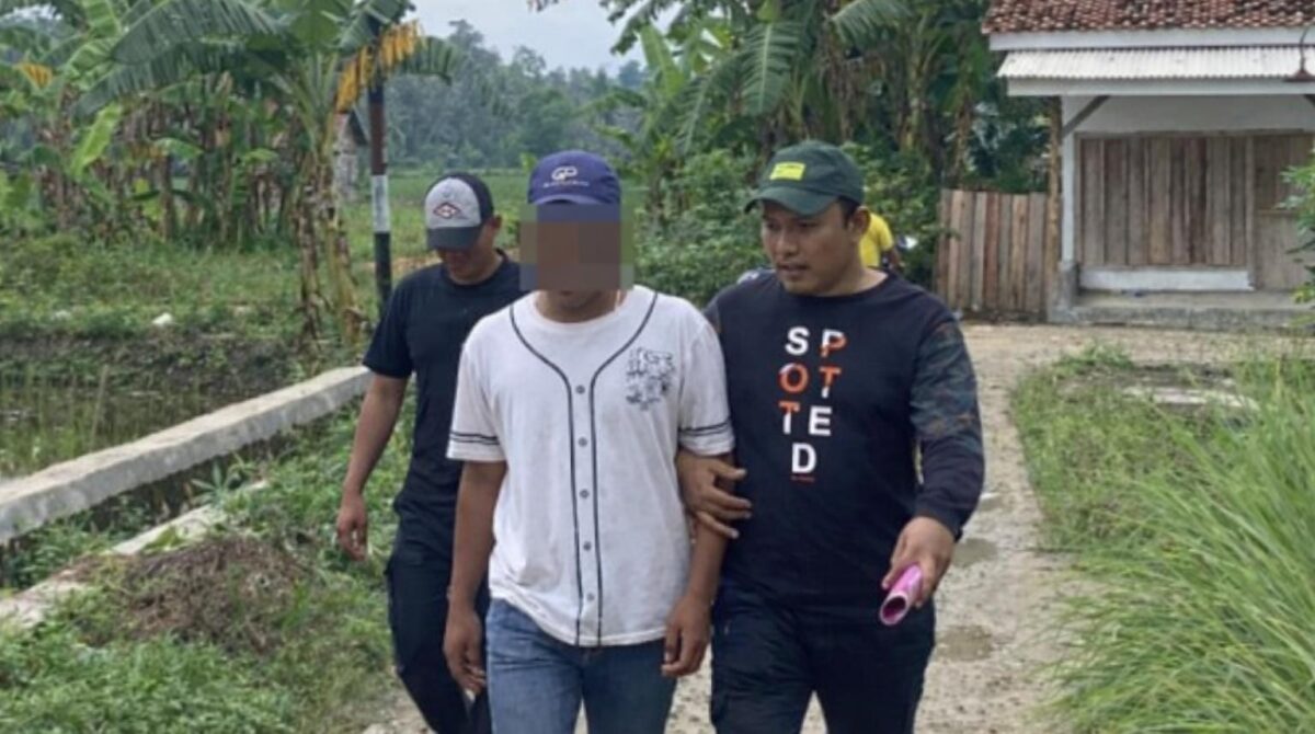 Tersangka MT saat digelandang polisi menuju Polres Pringsewu, Jumat 23 Januari 2026, siang | Dok. Humas Polres Pringsewu.